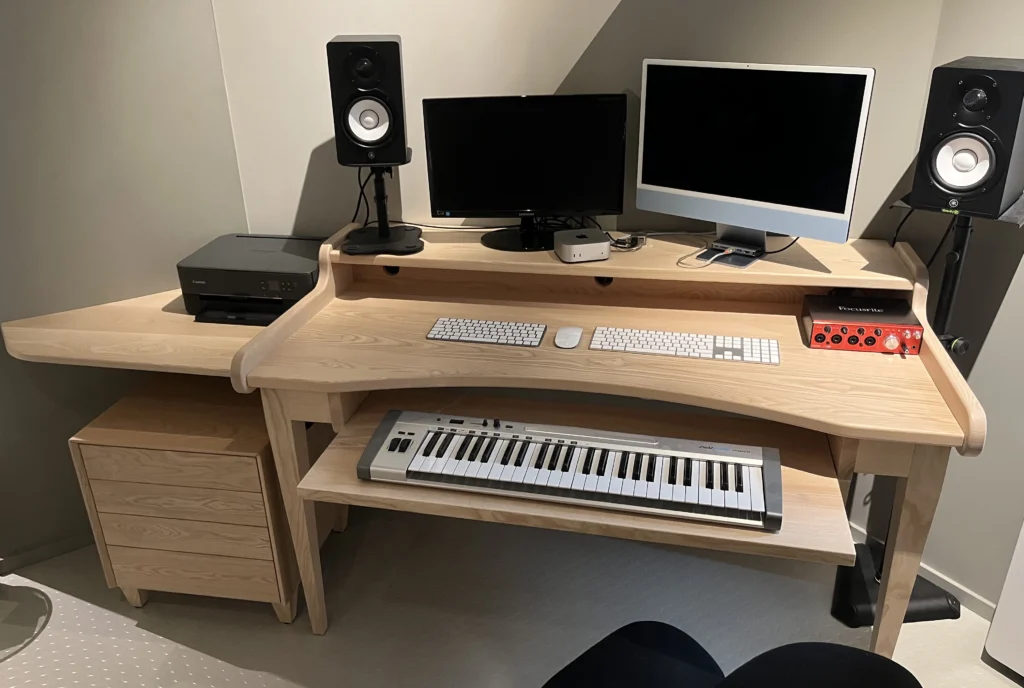 Bureau en Châtaignier avec petite commode pour pièce de musique