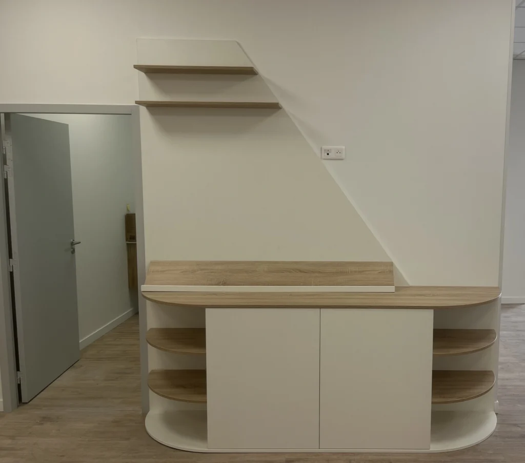 Meuble en mélaminé, avec incliné pour Flyer, espace pour poser des affiches.