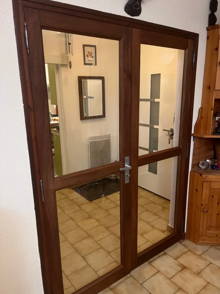 Porte après relooking avec verre feuilleté transparent
