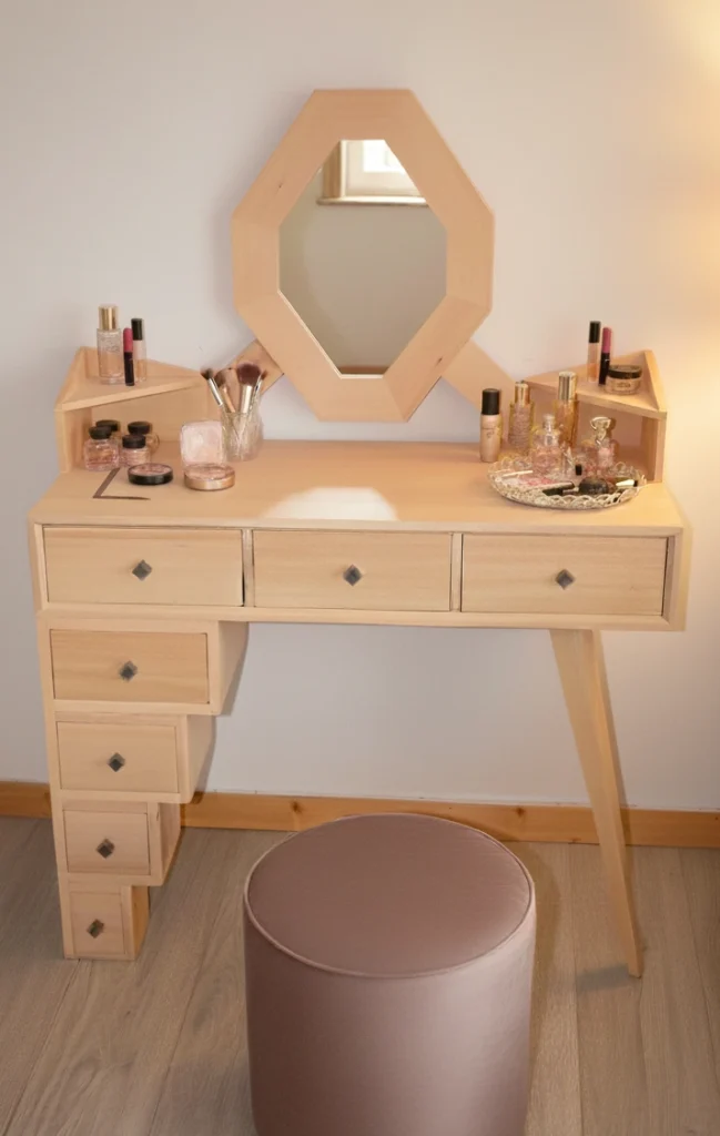 Coiffeuse en Tilleul